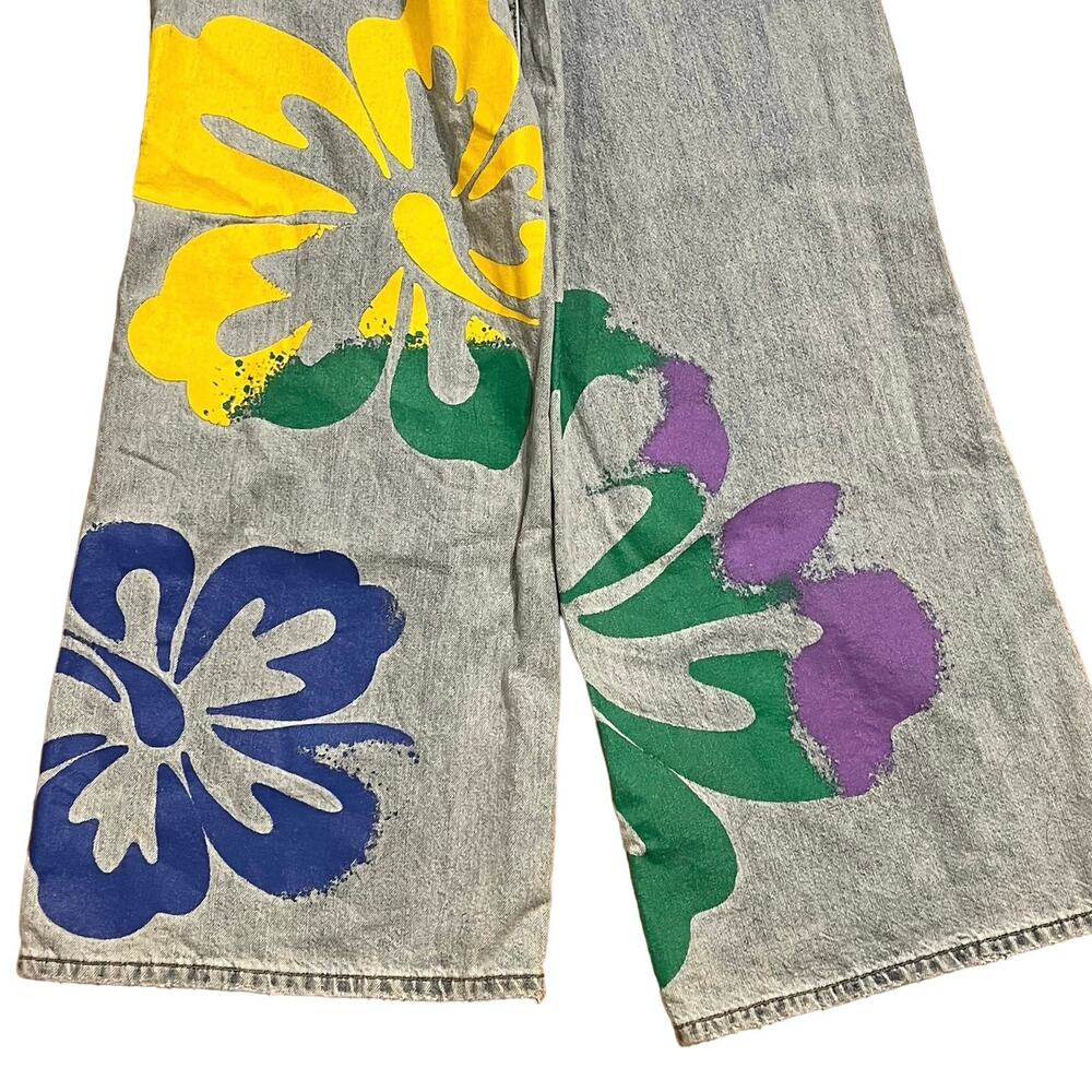Light Wash Wide-Leg Jeans with Multicolor Floral Print 🌸🍃🌼 - Picture 5 of 11